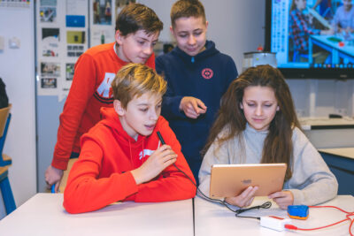 BT80i-sound-sensor-with-students