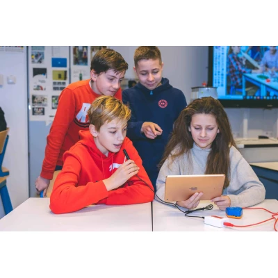 BT80i-sound-sensor-with-students